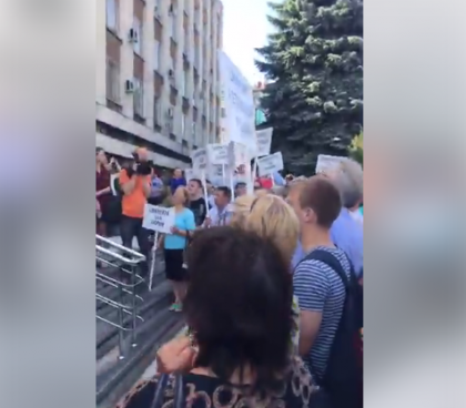 LIVE VIDEO. Sustinatorii lui Dorin Chirtoaca s-au adunat in fata judecatoriei Buiucani si cer eliberarea primarului: "Libertate lui Dorin"