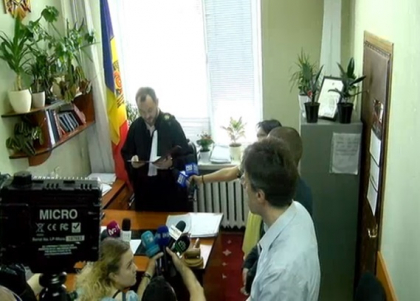 Inca 25 de zile de arest la domiciliu pentru primarul Dorin Chirtoaca Inca 25 de zile de arest la domiciliu pentru primarul Dorin Chirtoaca