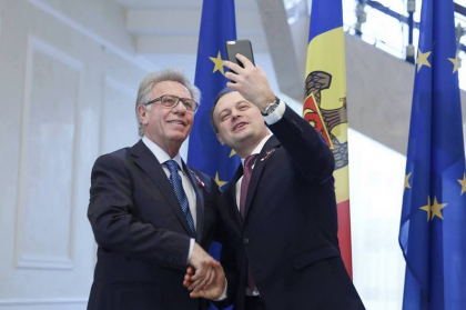 Gianni Buquicchio, Johannes Hahn si Donald Tusk si Cristian Preda "talmacesc moldoveneste" opinia Comisiei de la Venetia - Report.md Gianni Buquicchio, Johannes Hahn si Donald Tusk si Cristian Preda "talmacesc moldoveneste" opinia Comisiei de la Venetia - Report.md