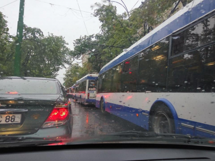 Furtuna a blocat circulatia troleibuzelor in capitala. Primaria a publicat lista strazilor pe care au cazut copaci: "Au fost doborati mai multi arbori. Echipele au intervenit deja in teren" Furtuna a blocat circulatia troleibuzelor in capitala. Primaria a publicat lista strazilor pe care au cazut copaci: "Au fost doborati mai multi arbori. Echipele au intervenit deja in teren"