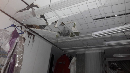 Dezastru intr-un magazin din centrul capitalei, dupa vijelia din aceasta dupa amiaza: acoperisul a fost distrus - GALERIE FOTO