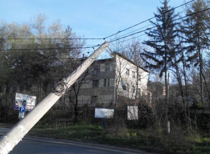 Tragedie trasa la indigo: doi baietei din Hancesti au fost electrocutati dupa ce au calcat pe un cablu electric doborat de furtuna: unul s-a stins pe loc, iar al doilea a fost transportat cu arsuri la spital Tragedie trasa la indigo: doi baietei din Hancesti au fost electrocutati dupa ce au calcat pe un cablu electric doborat de furtuna: unul s-a stins pe loc, iar al doilea a fost transportat cu arsuri la spital