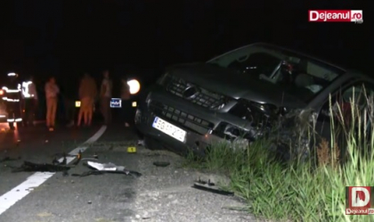 Un vehicul cu placute de inmatriculare moldovenesti care urma sa ajunga in Franta a fost implicat intr-un grav accident pe o sosea din Romania: patru persoane, la spital - VIDEO Un vehicul cu placute de inmatriculare moldovenesti care urma sa ajunga in Franta a fost implicat intr-un grav accident pe o sosea din Romania: patru persoane, la spital - VIDEO
