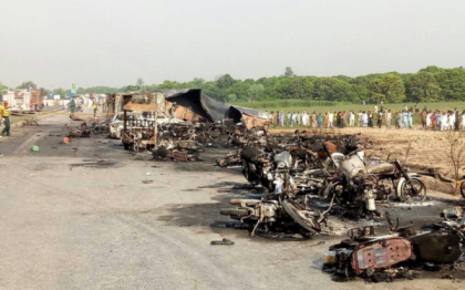123 de morti si 100 de raniti in Pakistan, intr-un incendiu urias. Victimele adunau petrol deversat cu tigarile aprinse - VIDEO 123 de morti si 100 de raniti in Pakistan, intr-un incendiu urias. Victimele adunau petrol deversat cu tigarile aprinse - VIDEO