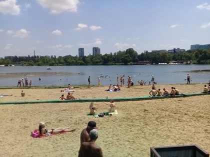 URMARESTE LIVE. Vremea frumoasa i-a trimis pe locuitorii capitalei la balaceala si baie de soare pe plaja din cartierul Sculeni URMARESTE LIVE. Vremea frumoasa i-a trimis pe locuitorii capitalei la balaceala si baie de soare pe plaja din cartierul Sculeni