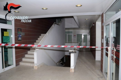 Un moldovean de 23 de ani, cautat de autoritatile italiene de mai bine de 2 ani, fiind suspectat de omorul unui roman, retinut pe aeroportul de la Roma. Imagine de la locul crimei de atunci - VIDEO