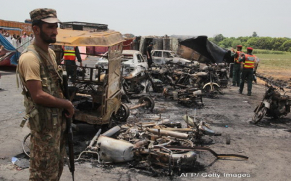 Bilantul a urcat la 153 de morti dupa explozia din Pakistan. Sute de oameni au fost cuprinsi intr-o sfera uriasa de foc