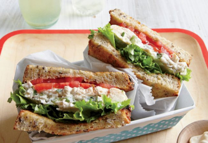 Sandwich cu salata de pui, un deliciu gustos si sanatos Sandwich cu salata de pui, un deliciu gustos si sanatos