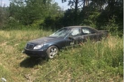 Accident pe soseaua Balcani: un Mercedes a zburat de pe carosabil dupa ce i-ar fi sarit o roata si s-a ciocnit violent cu un autocamion -
 GALERIE FOTO