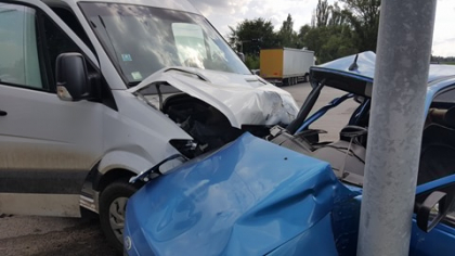 Accident in apropiere de aeroport. Un microbuz si un autoturism nu au putut imparti carosabilul - GALERIE FOTO