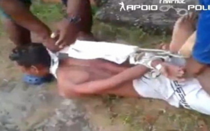Se intampla in Brazilia. Un barbat acuzat de furt este legat la maini si pus pe un musuroi de furnici. VIDEO Se intampla in Brazilia. Un barbat acuzat de furt este legat la maini si pus pe un musuroi de furnici. VIDEO
