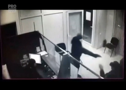 Individul care a intrat intr-o banca din Straseni, a lovit paznicul de cateva ori in cap si l-a impuscat dintr-o arma pneumatica, a luat bani si a fugit si-a aflat pedeapsa