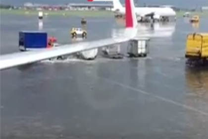 Aeroportul Sheremetyevo din Moscova - acoperit de ape dupa furtuna care s-a abatut astazi asupra capitalei ruse - VIDEO Aeroportul Sheremetyevo din Moscova - acoperit de ape dupa furtuna care s-a abatut astazi asupra capitalei ruse - VIDEO