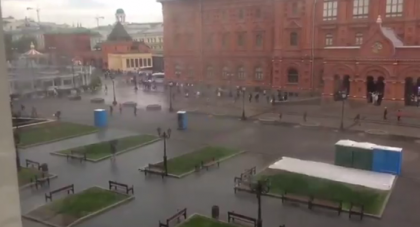 Furtuna puternica la Moscova. Momentul in care toaletele publice sunt luate de vijelie in Piata Rosie - VIDEO Furtuna puternica la Moscova. Momentul in care toaletele publice sunt luate de vijelie in Piata Rosie - VIDEO