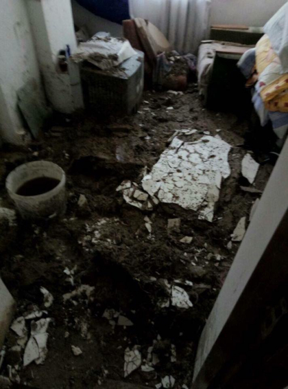 Imagini dezastruoase - Furtuna i-a lasat fara acoperis deasupra capului. Ce a mai ramas din casa unei familii cu un copil de cateva saptamani, dupa ploaia puternica de ieri seara - FOTO Imagini dezastruoase - Furtuna i-a lasat fara acoperis deasupra capului. Ce a mai ramas din casa unei familii cu un copil de cateva saptamani, dupa ploaia puternica de ieri seara - FOTO