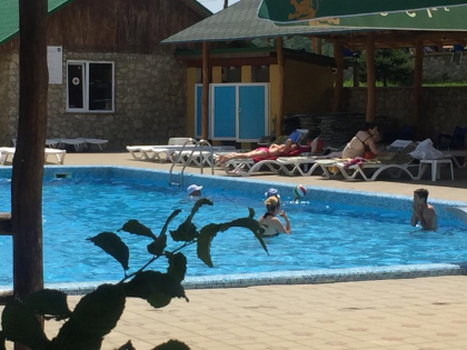 Balaceala in piscine, remediul perfect pentru a te racori intr-o zi fierbinte de vara. Termometrele au inregistrat pana acum 34 de grade - GALERIE FOTO Balaceala in piscine, remediul perfect pentru a te racori intr-o zi fierbinte de vara. Termometrele au inregistrat pana acum 34 de grade - GALERIE FOTO