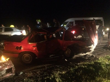 Accident cumplit azi-noapte, la iesirea din capitala. Un BMW a fost facut praf in urma impactului: o persoana a ajuns la spital - GALERIE FOTO