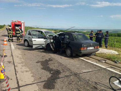 Doi angajati ai DSE si-au pierdut viata intr-un accident cumplit la Magdacesti. Masina in care se aflau a fost lovita frontal - FOTO Doi angajati ai DSE si-au pierdut viata intr-un accident cumplit la Magdacesti. Masina in care se aflau a fost lovita frontal - FOTO