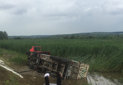 Accident teribil la intrarea in Straseni. Soferul unui camion a pierdut controlul volanului si a ajuns in sant, lovind doi muncitori de 17 si 18 ani: unul dintre ei a decedat pe loc - FOTO