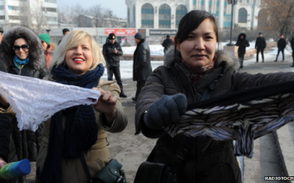 Tarile care interzic lenjeria din dantela sintetica. Femeile au iesit pe strazi pentru a protesta