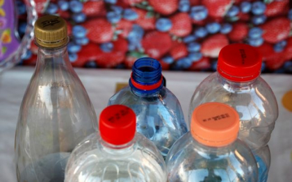 Refolosesti sticlele de plastic? Ai putea sa te imbolnavesti Refolosesti sticlele de plastic? Ai putea sa te imbolnavesti