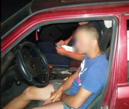 Si-au incarcat Mercedes-ul si se plimbau noaptea prin Orhei. Cand au vazut politistii, au oprit masina si au luat-o la fuga. Ce aveau in automobil cei patru indivizi - FOTO Si-au incarcat Mercedes-ul si se plimbau noaptea prin Orhei. Cand au vazut politistii, au oprit masina si au luat-o la fuga. Ce aveau in automobil cei patru indivizi - FOTO