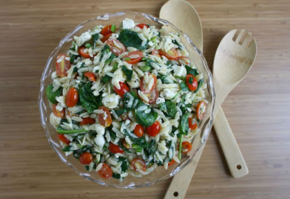 Salata de pui cu orzo si branza de capra, perfecta pentru zilele de vara Salata de pui cu orzo si branza de capra, perfecta pentru zilele de vara