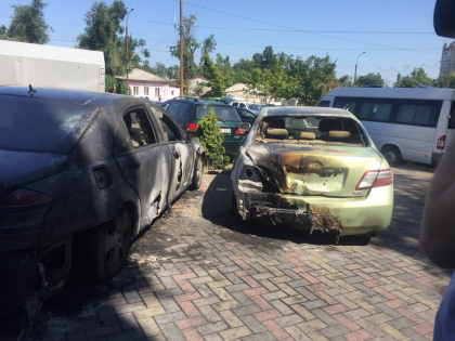 Razbunare sau incident? Un Mercedes, parcat pe o strada din centrul capitalei, facut scrum azi-noapte: focul a ajuns si la o Toyota care a fost mistuita pe jumatate - GALERIE FOTO Razbunare sau incident? Un Mercedes, parcat pe o strada din centrul capitalei, facut scrum azi-noapte: focul a ajuns si la o Toyota care a fost mistuita pe jumatate - GALERIE FOTO