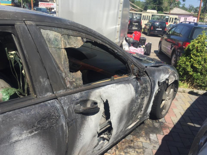 "Am vazut un barbat cu cagula pe cap si cu o punga in mana, s-a apropiat de masina, a facut ceva si a plecat".  Detalii noi in cazul Mercedes-ului mistuit de flacari, noaptea trecuta, in centrul capitalei. Cui apartine masina
