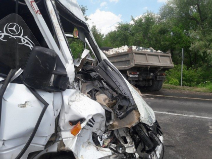 Imagini de groaza de la accidentul din apropiere de Ratus. Ce a mai ramas din microbuzul care s-a ciocnit violent cu un camion - GALERIE FOTO