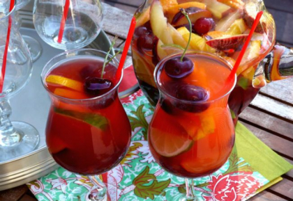 Bautura lunii iulie: sangria cu cirese si fructe de padure Bautura lunii iulie: sangria cu cirese si fructe de padure