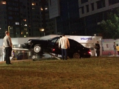 Accident in sectorul Ciocana al capitalei. O masina a ramas suspendata peste o statie de pompare a gazelor - FOTO