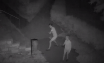 Doi copii, surpinsi de camerele de supraveghere cum distrug o urna de gunoi de pe o strada din Bacioi. Au lovit cu picioarele cosul pana l-au doborat - VIDEO