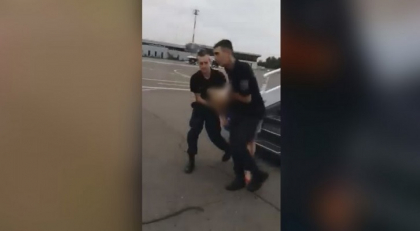 Unul dintre cei doi pasageri chercheliti, care au fost scosi cu forta din avion, a primit 20 de zile de arest - VIDEO Unul dintre cei doi pasageri chercheliti, care au fost scosi cu forta din avion, a primit 20 de zile de arest - VIDEO