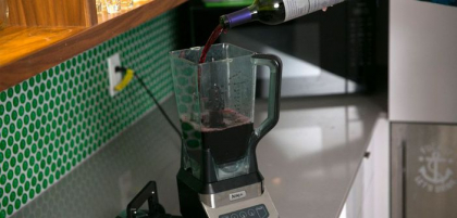 A pus vinul in blender si a amestecat timp de cateva minute! Rezultatul te va impresiona A pus vinul in blender si a amestecat timp de cateva minute! Rezultatul te va impresiona