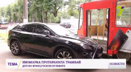 Isprava unui moldovean la Odessa: a intrat cu Lexus-ul intr-un tramvai. " Noi in Moldova nu avem tramvaie. Eu sunt atent la masini, dar la tramvai nici nu m-am gandit" - VIDEO