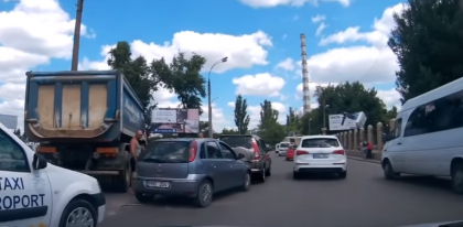 Accident in lant la un sens giratoriu din capitala. Momentul in care un camion atinge din spate un Opel, iar acesta ajunge intr-o Honda -  VIDEO 