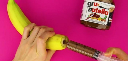 A pus crema de ciocolata intr-o seringa, apoi a injectat-o intr-o banana! Un truc inedit pentru toate gospodinele