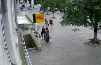 Politia inca nu a dat de urma celor doua femei care au fost surprinse de camerele de supraveghere cum fura flori de pe o strada din capitala - VIDEO Politia inca nu a dat de urma celor doua femei care au fost surprinse de camerele de supraveghere cum fura flori de pe o strada din capitala - VIDEO