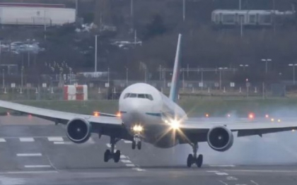 VIDEO care i-a tinut pe utilizatorii YouTube cu sufletul la gura. Un pilot se lupta sa aduca un Boeing la sol