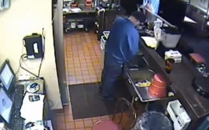 Ipostaza in care a fost filmat un angajat Pizza Hut. Clientii au spus ca nu mai mananca niciodata acolo. VIDEO Ipostaza in care a fost filmat un angajat Pizza Hut. Clientii au spus ca nu mai mananca niciodata acolo. VIDEO