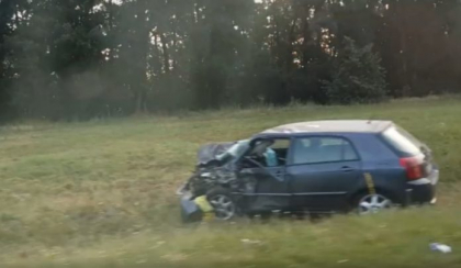 Grav accident in apropiere de Condrita. Un automobil a fost aruncat de pe sosea in urma impactului violent cu un camion: patru persoane sunt ranite - VIDEO Grav accident in apropiere de Condrita. Un automobil a fost aruncat de pe sosea in urma impactului violent cu un camion: patru persoane sunt ranite - VIDEO