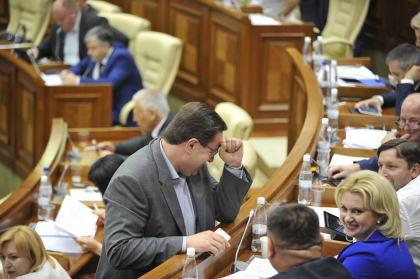 Reactia lui Marian Lupu, cand a vazut fotografia la care se uitau doi deputati la sedinta Parlamentului: Dodon imbracat in rosu. Poza a devenit virala pe internet - FOTO