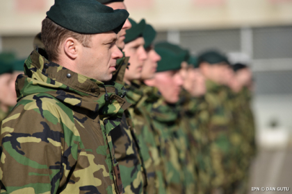 Deputatii au votat: Militarii prin contract vor putea detine si cetatenia altui stat Deputatii au votat: Militarii prin contract vor putea detine si cetatenia altui stat