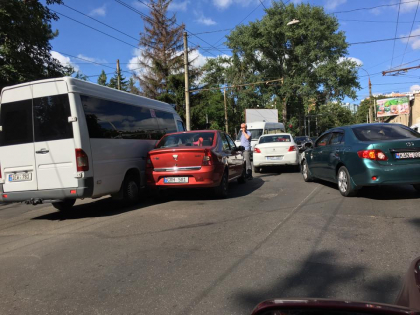 Accident cu implicarea unui microbuz de ruta pe strada Vasile Lupu din capitala - FOTO Accident cu implicarea unui microbuz de ruta pe strada Vasile Lupu din capitala - FOTO
