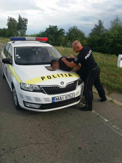 L-au snopit in bataie, iar apoi i-au luat masina. Doi barbati, retinuti de politie. Cum s-ar fi intamplat totul - GALERIE FOTO L-au snopit in bataie, iar apoi i-au luat masina. Doi barbati, retinuti de politie. Cum s-ar fi intamplat totul - GALERIE FOTO