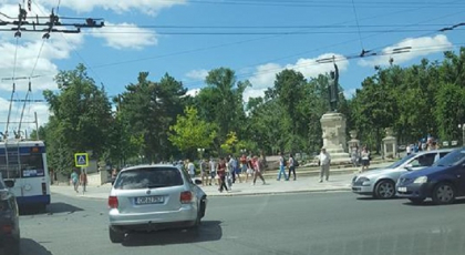 Accident in centrul capitalei. Doua masini s-au lovit violent. In zona s-au format ambuteiaje - FOTO
