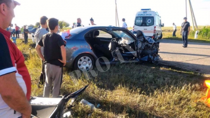 Accident teribil in apropiere de Balti. Doi soferi si un pasager, transportati de urgenta la spital in urma impactului: masinile au fost facute praf - FOTO