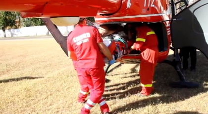 Interventie SMURD Iasi la Soroca. Un tanar de 25 de ani a fost transportat de urgenta la un spital din capitala - VIDEO Interventie SMURD Iasi la Soroca. Un tanar de 25 de ani a fost transportat de urgenta la un spital din capitala - VIDEO