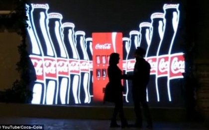 Tonomatul "invizibil" creat de Coca-Cola. Doar indragostitii il pot vedea Tonomatul "invizibil" creat de Coca-Cola. Doar indragostitii il pot vedea